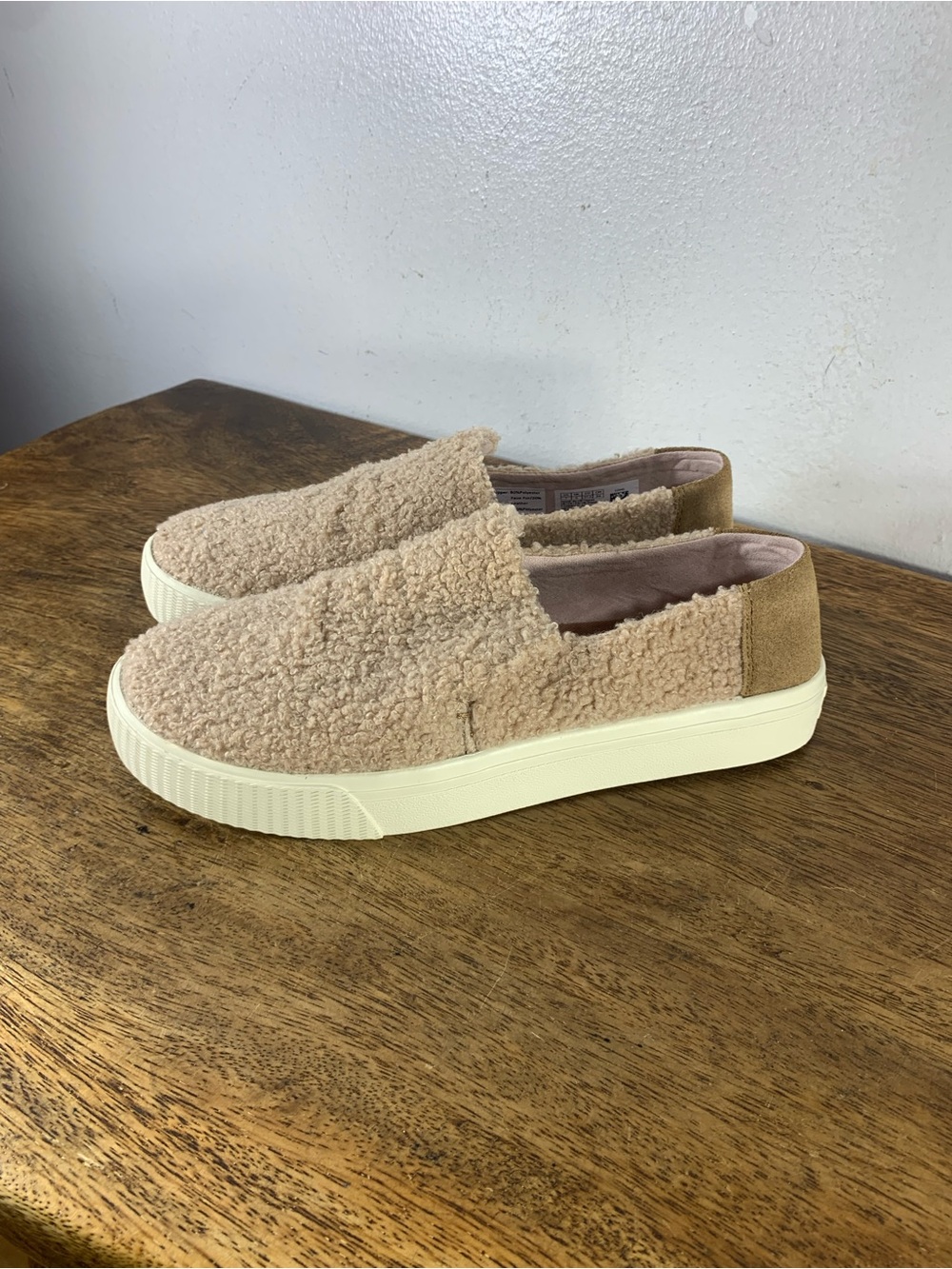 TOMS woman’s Teddy Sherpa Fleece Sleep on Sneakers Beige Tan Casual sneakers